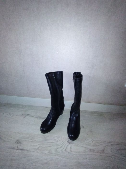 Продам зимние женские сапоги.