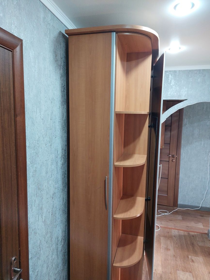 Продам шкаф в прихожую в хорошем состояние