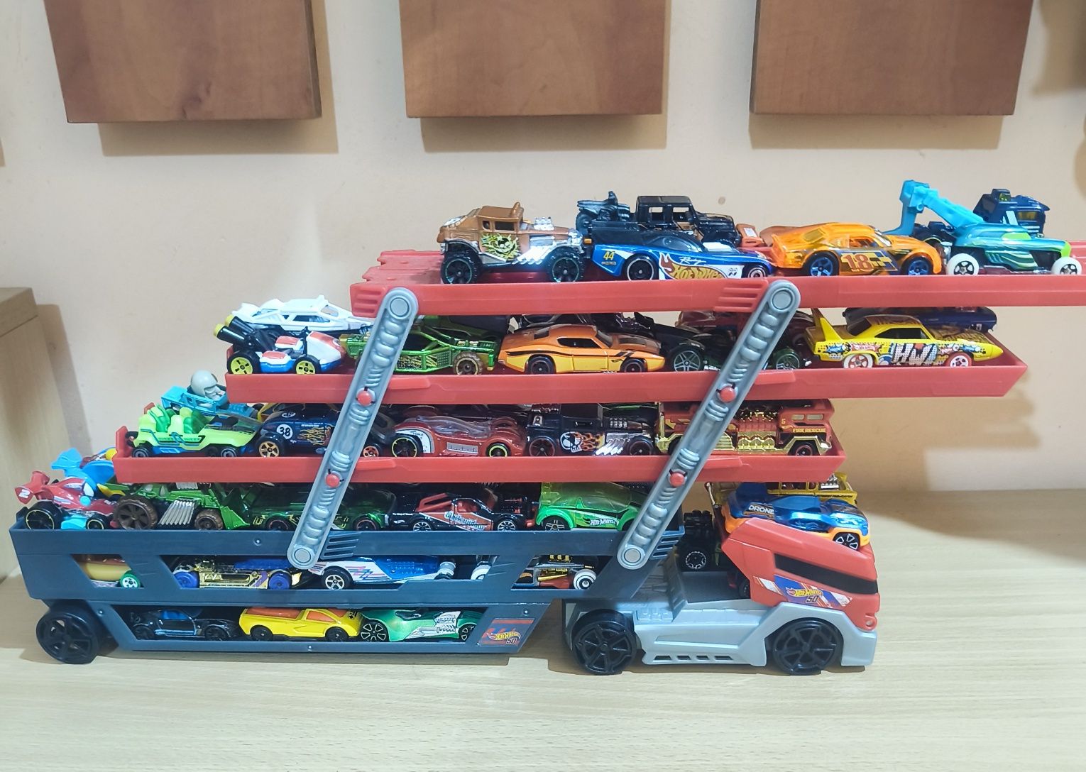 Hot Wheels камион-Автовоз