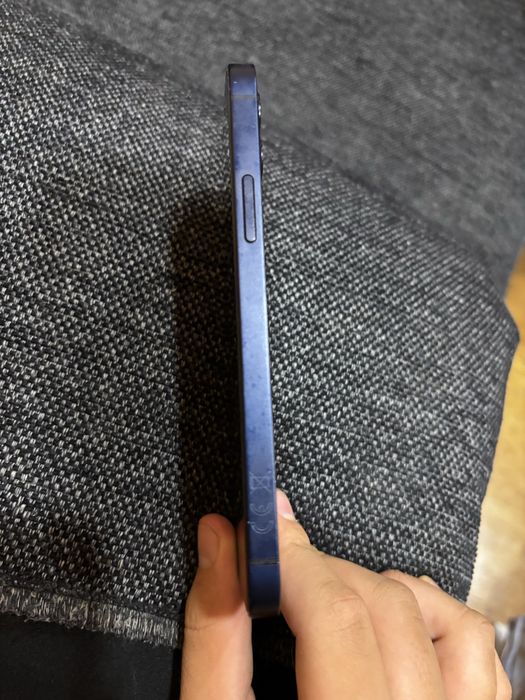 Продавам Apple 12