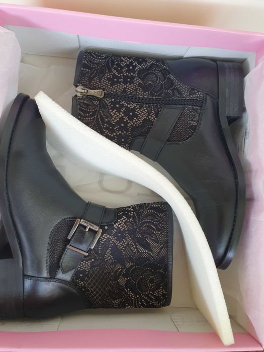 Ghete de piele cu detalii din dantela - Roberto Botella, marimea 36