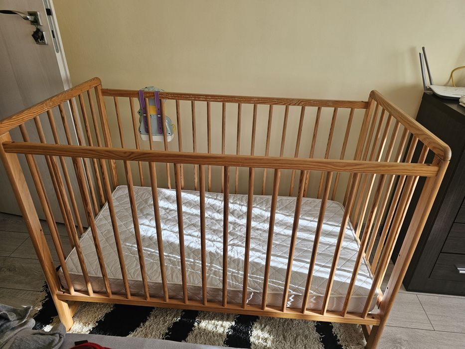 Patuț din lemn pentru bebeluși