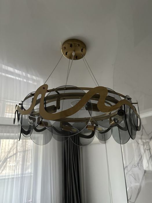 Продам новую модную люстру 8 рожковую