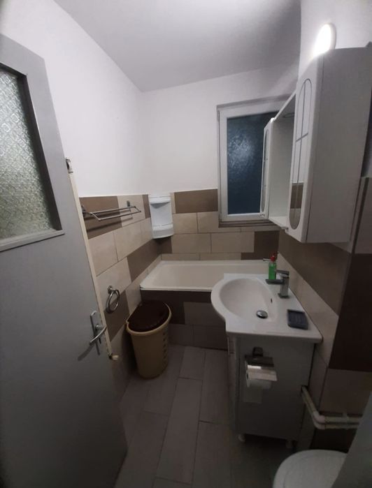 Închiriez apartament 2camere, decomandat, etaj 1, Argeșului, 300m UMF