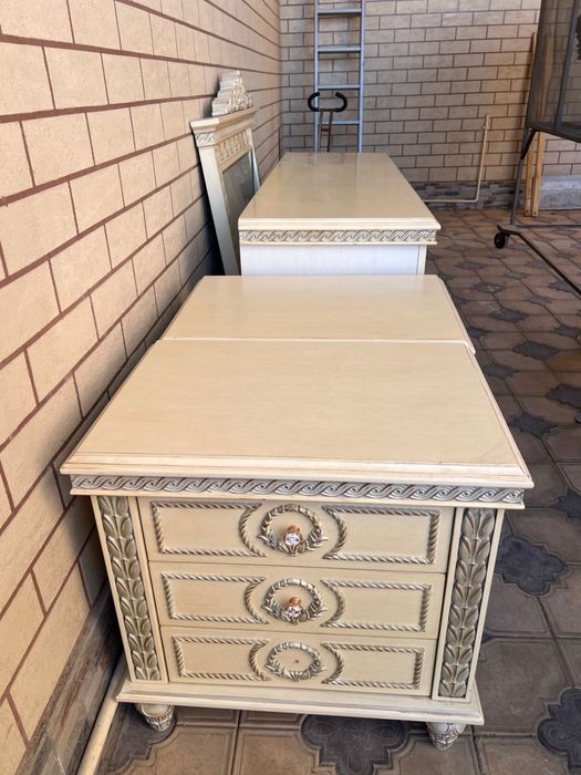 Комод с зеркалом и с двумя тумбочками