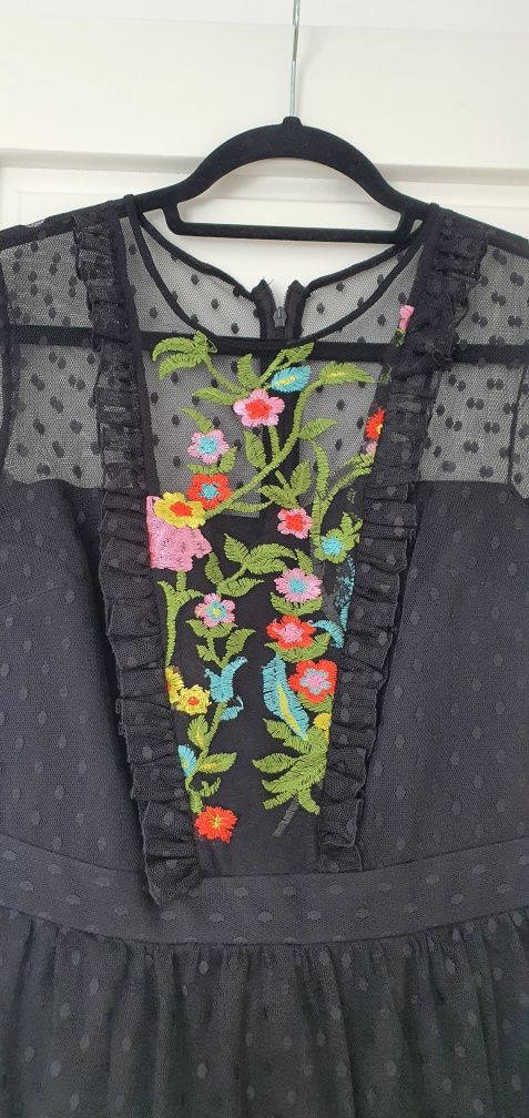 Rochie neagra cu detalii florale