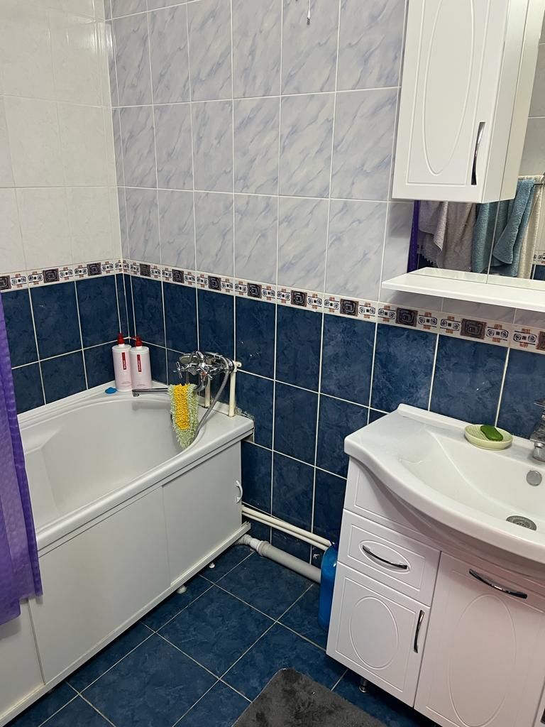 Срочно!!! Продам 3 к.кв 
Р-он 12-мкр  9/9 этаж 
кирпич, 2005 год .пост