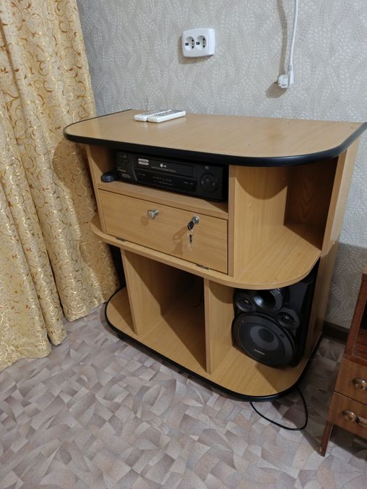 Продам тумбочку под телевизор.
