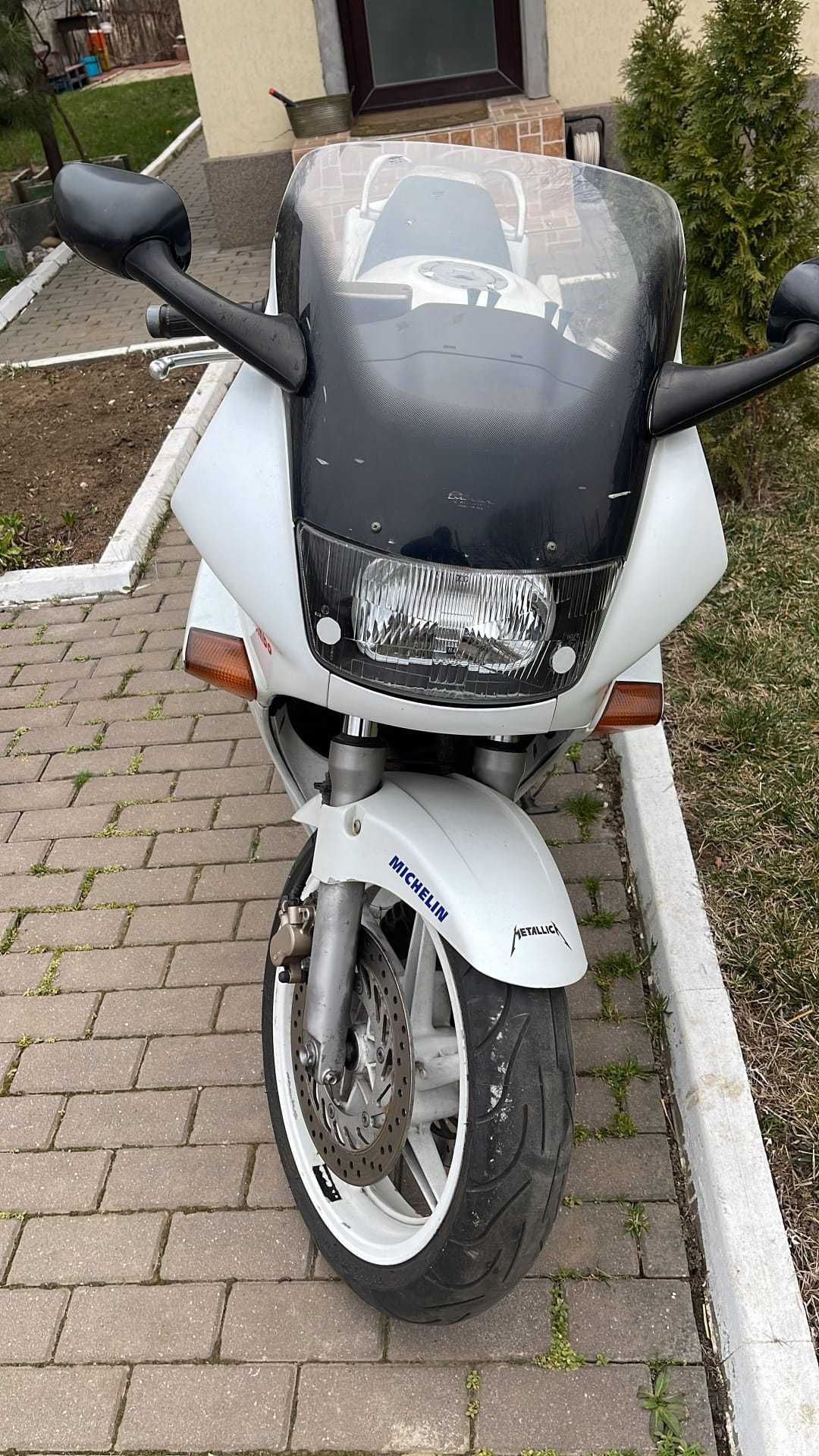 Motocicleta Honda VFR 750