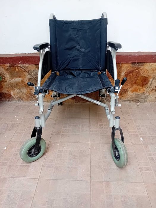 Scaun cu roti ptr pers cu dizabilitati.