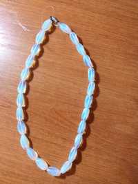 Ожерелье из продолговатых бус с переливом