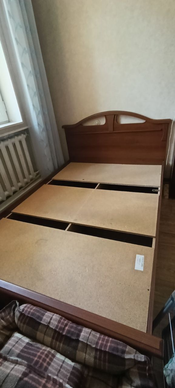 Продается  б/у кровать 1.30*2.00(в отличном состоянии) с матрасом б/у.