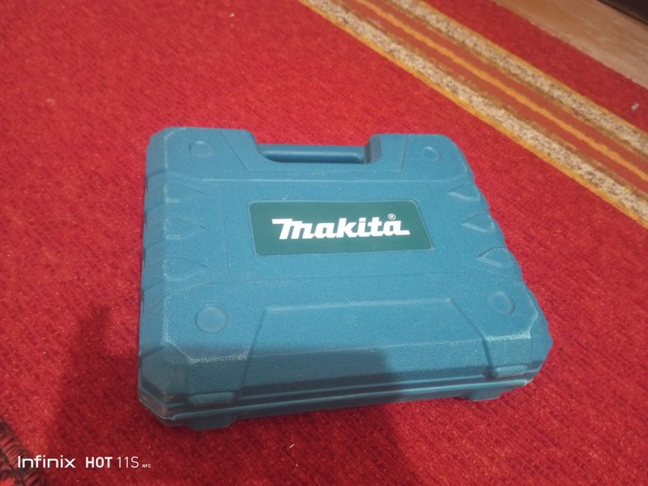 Шруповерт макита