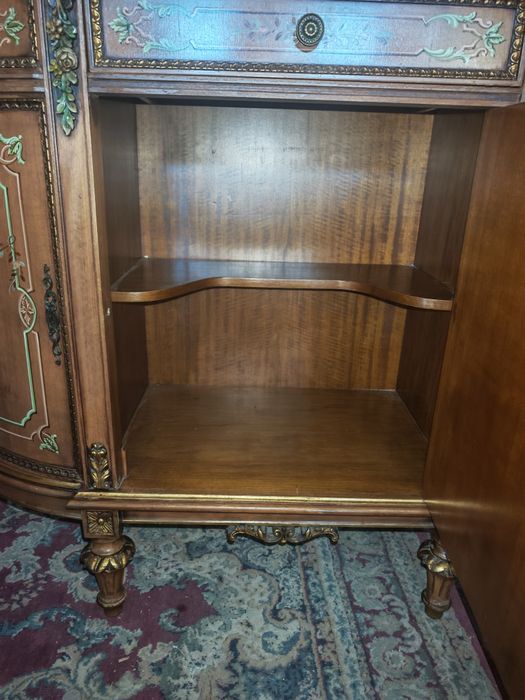 Красив рисуван комод.