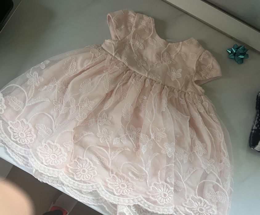 Vând rochiță elegantă pentru bebe