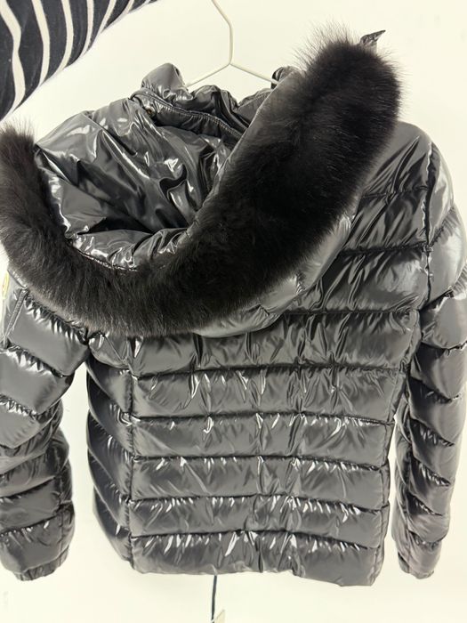 Vând Geacă Moncler damă, originală, nouă cu etichete!!