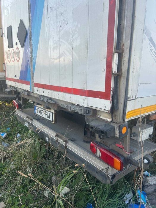 Semiremorca izoterma cu lift.