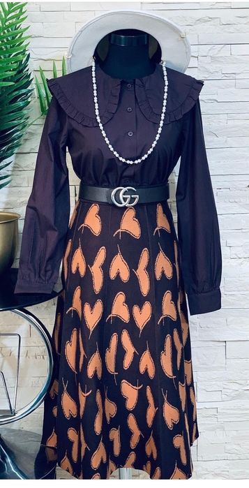 Set alcătuit din camasa calitativa si fusta deosebita