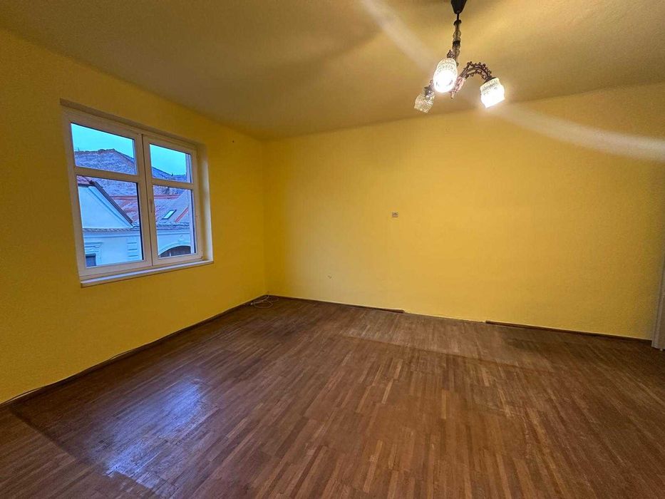 Apartament 3 camere - 95 mp - etaj 1 - zona Centrala - 9 Mai