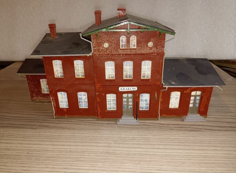 Auhagen 11381
Clădire scara 1:87
Gara Krakow 

Dimensiuni (L,l,h) 265*