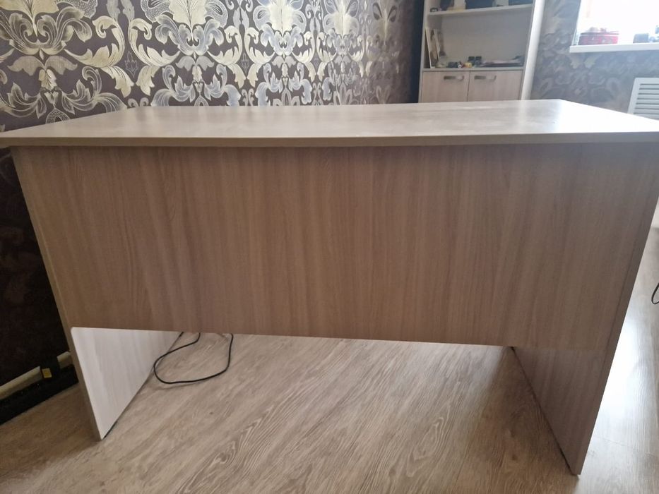 Стол письменный в отличном состоянии