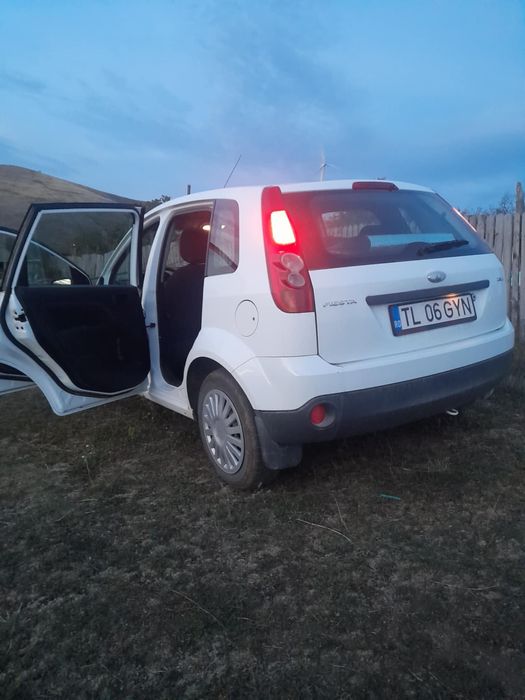 Vând ford fiesta