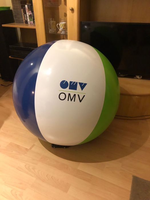 Нова надуваема плажна топка OMV с диаметър 1 метър.