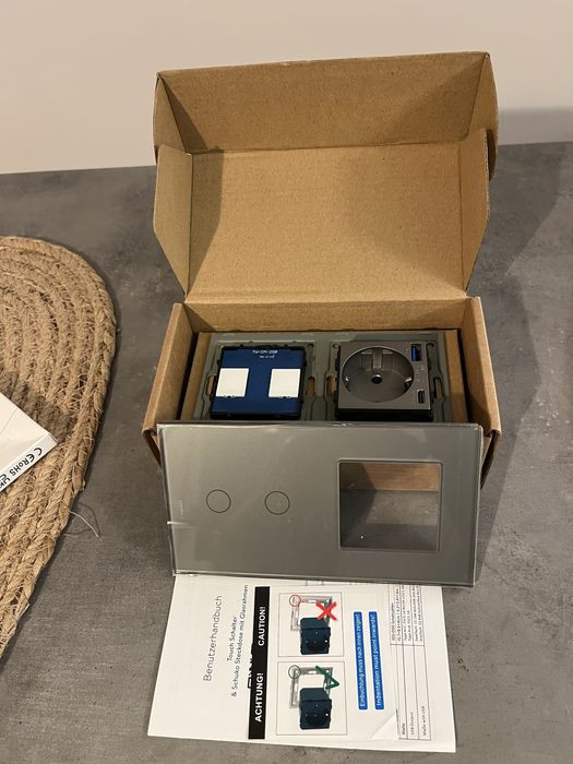 Întrerupător de lumină din sticlă cu priza si slot USB si USB C - nou