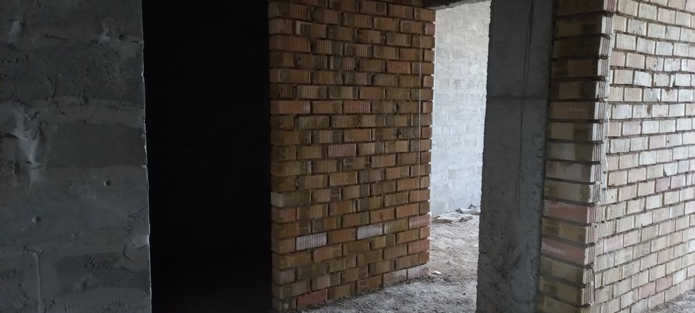 Arzonga yangi qurilgan kvartira.