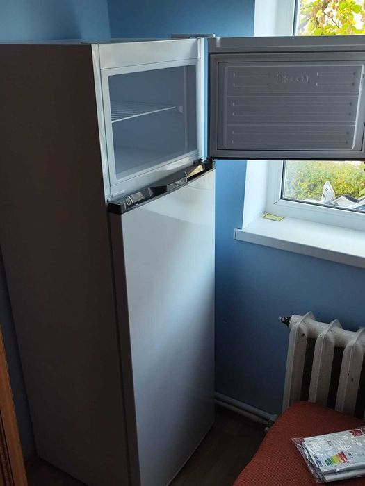 Vînd frigider Sharp, aflat într-o stare excelentă