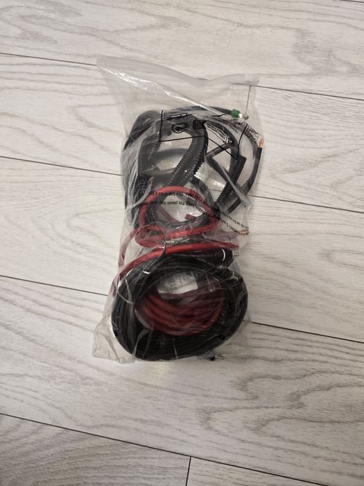 Cand kit cabluri pentru instalare subwoofer.