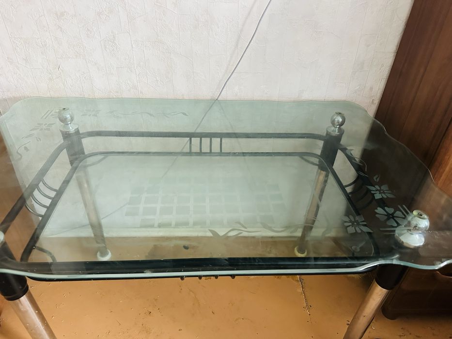 Продам  стол стеклянный обеденный