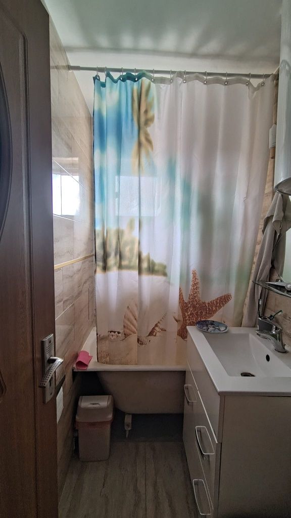 Vând apartament 2 camere la etaj3 din 4 se vinde exact ca in poze .