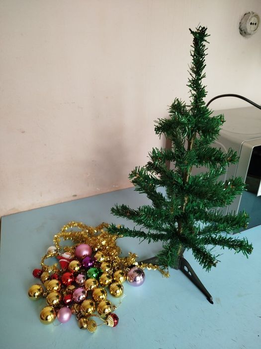 Ёлки с игрушками,на подставке