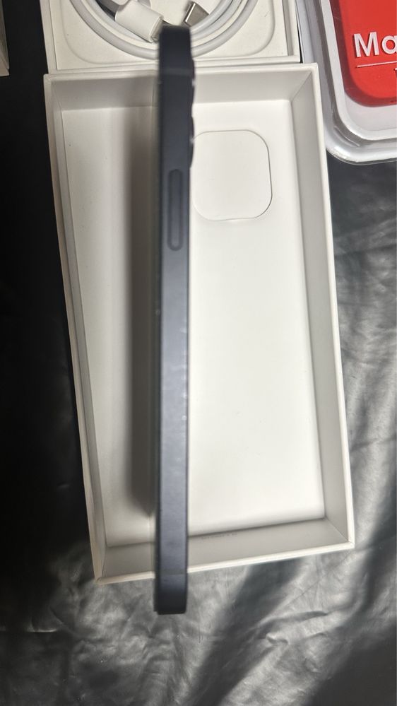 Продавам Iphone 12
