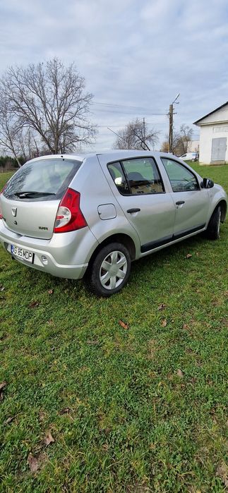 Vând Dacia Sandero masina personala de 6 ani.