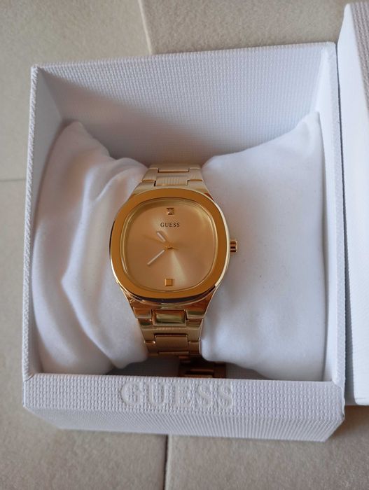 Часовник дамски Guess Eve GW0615L2. Нов. Златист.
