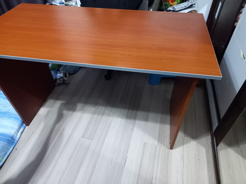 Vând birou în stare f buna