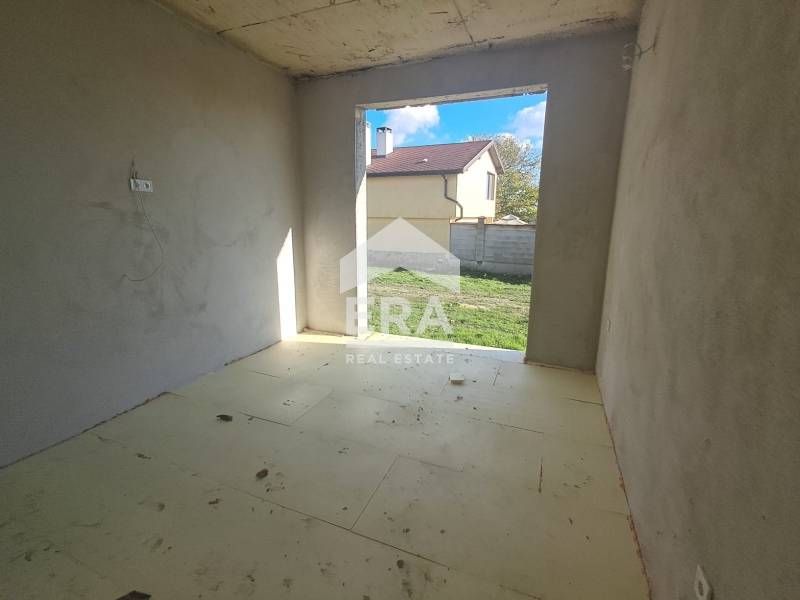 Едноетажна новострояща се къща за продажба, с двор, в с. Калиманци, на