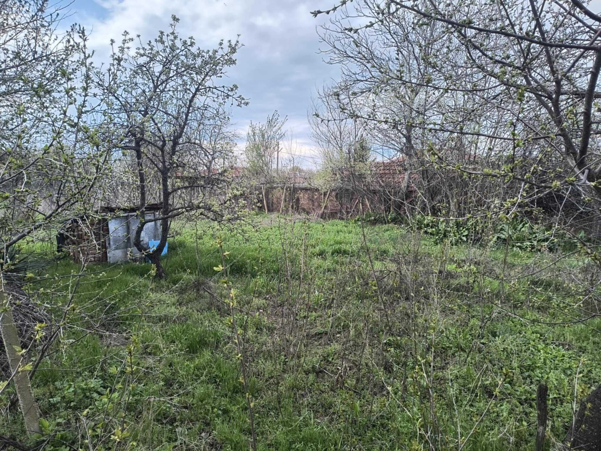 Къща за продан, с голямо дворно място