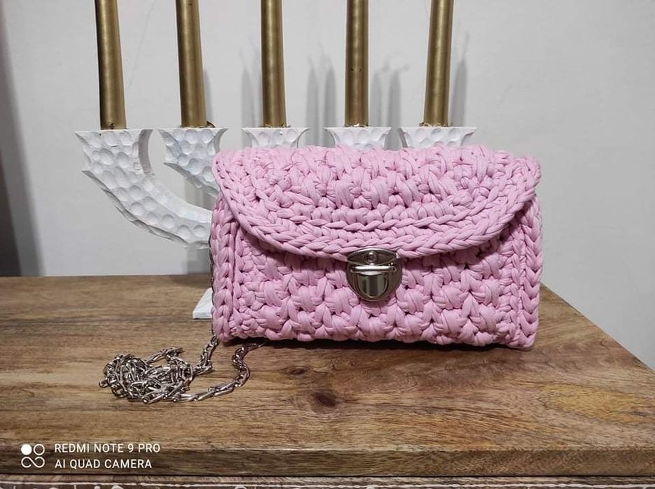 Розова плетена чанта
