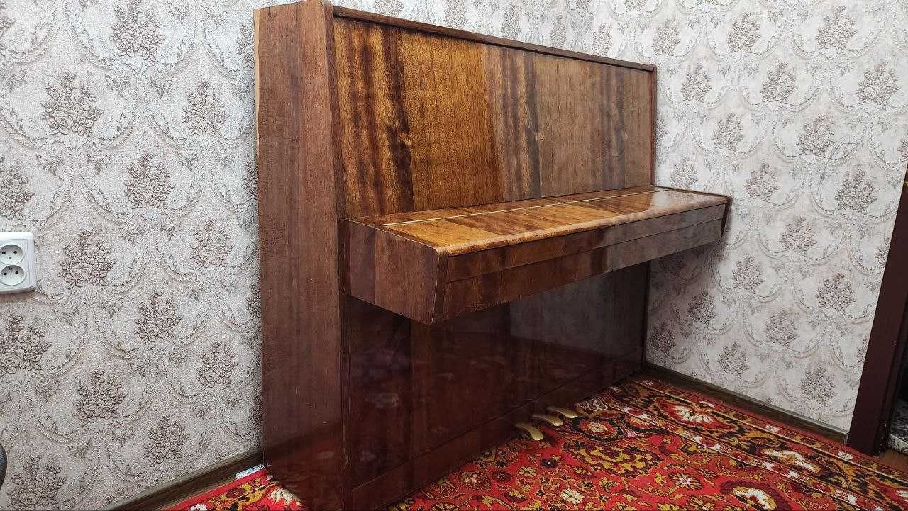 Продается пианино Беларусь 3 х педальный