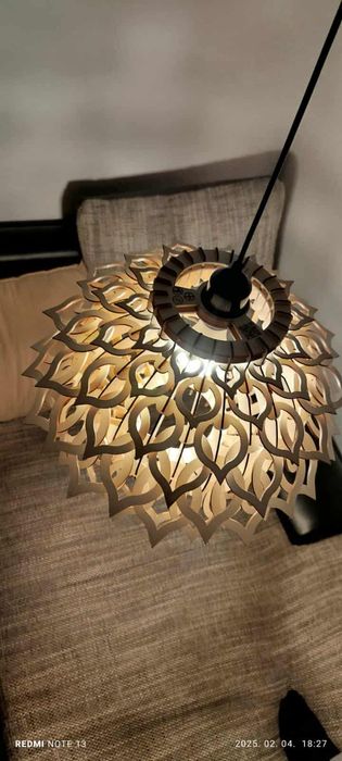 Vând lustră elegantă din lemn MDF