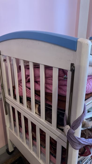 Детский кровать холат яхши. Ип бойланган жойидан бола чикиб тушад.Хола