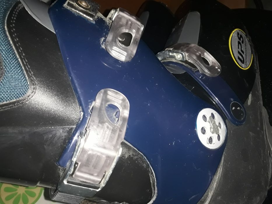 Clăpari, schiuri, ochelari, bețe, cască ski