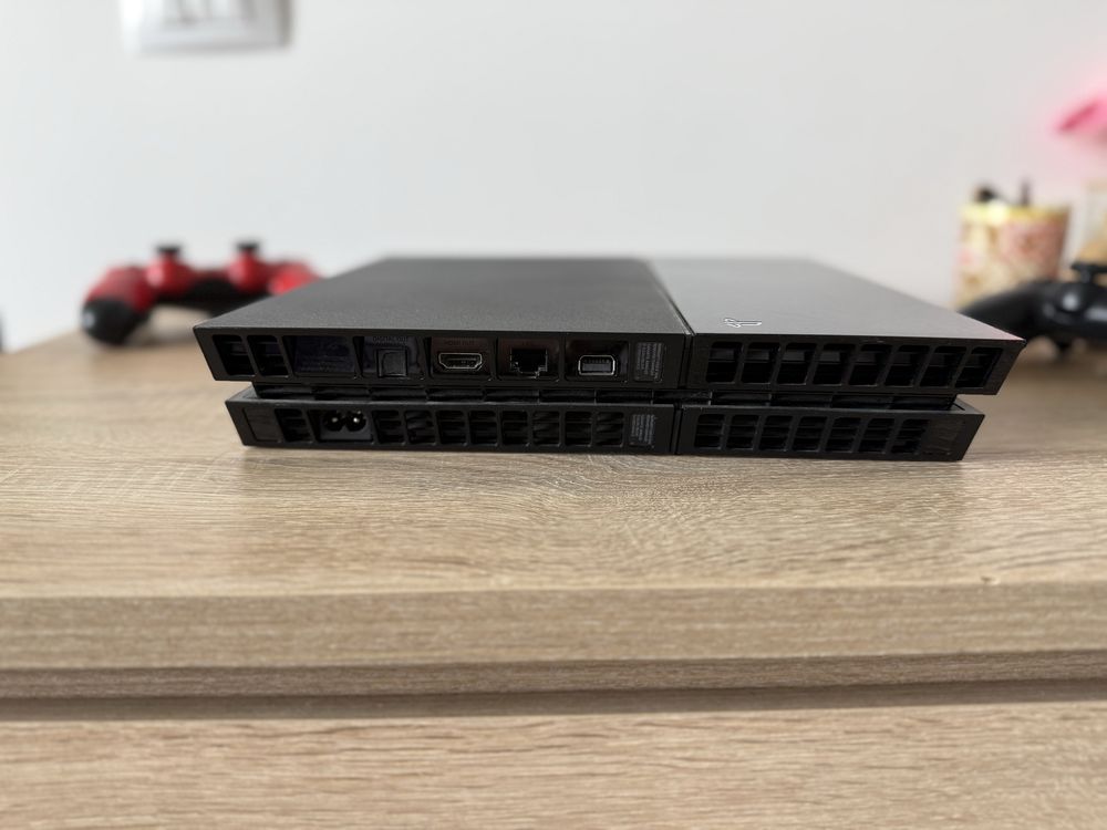 PS4 cu 2 manete si cablu HDMI  + cel pentru PS