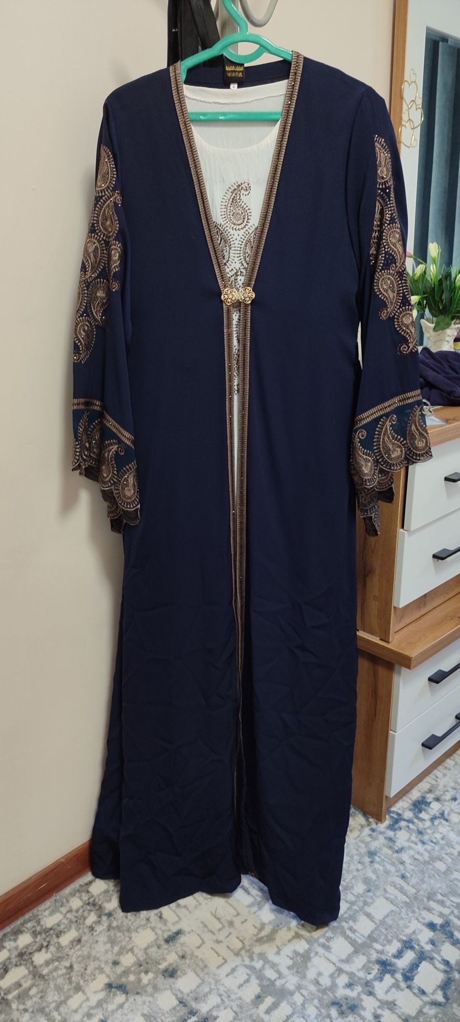 Oqshom libosi shohona, Dubainiki, firma mahsuloti