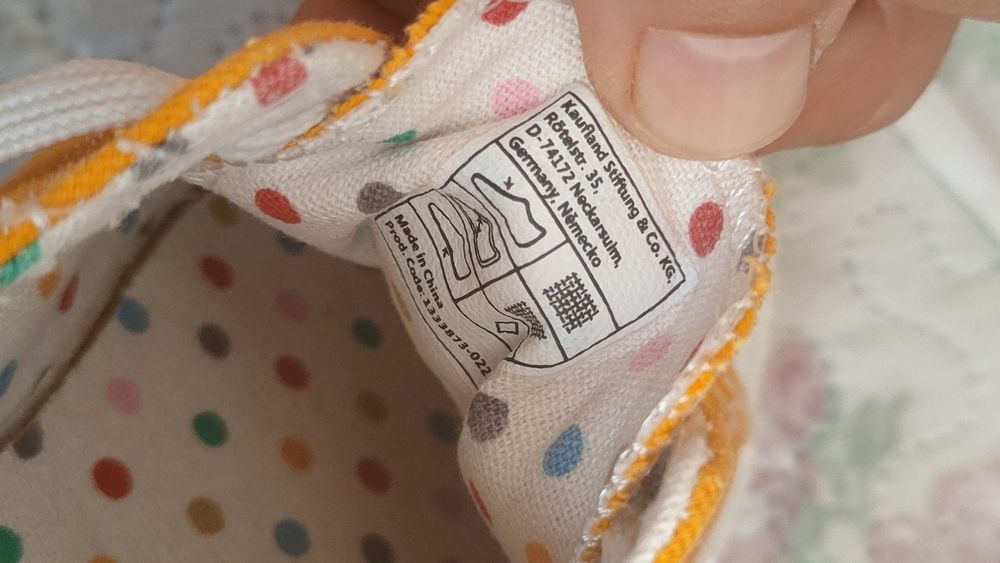 Маратонки Reebok, кецове, и сандали Ipanema.