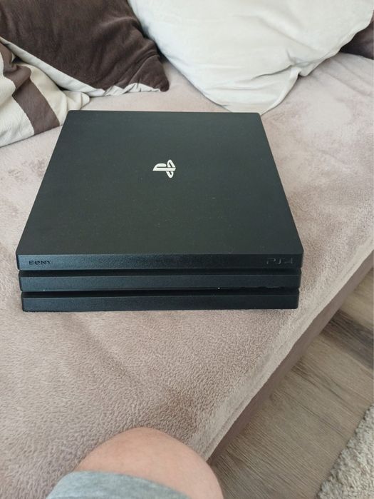 PlayStation 4 PRO + 2 manete + jocuri