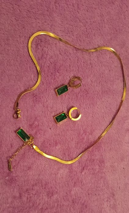 Lanț și cercei auriu cu verde smarald